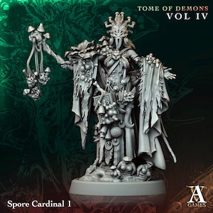 Może przedstawiać: Szara, szczegółowa miniatura figurki Spore Cardinal, demona z Tomu Demonów Vol IV. Figurka stoi na okrągłej podstawie i trzyma laskę z grzybowym wierzchołkiem. Figurka nosi szatę z grzybowym kapturem i ma grzybową głowę.