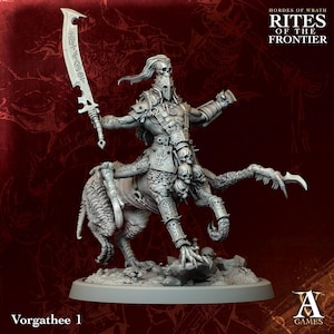 Puede incluir: Figura en miniatura detallada de Vorgathee 1, una criatura de fantasía con la parte superior del cuerpo humanoide y la parte inferior del cuerpo con múltiples patas. Empuña una espada grande y ornamentada y lleva armadura. La figura está sobre una base redonda, con el texto "Hordes of Wrath Rites of the Frontier".