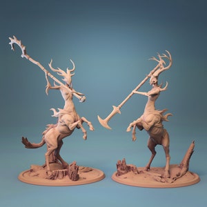 Peut inclure: Deux figurines imprimées en 3D représentant une créature ressemblant à un centaure avec des bois et un torse humain. Les deux figurines sont en position de combat, l'une tenant une lance et l'autre une épée. Les figurines sont peintes dans une couleur brun clair et sont posées sur une base circulaire.