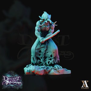 Puede incluir: Una miniatura pintada de azul y verde de una criatura con una espada larga y delgada. La criatura tiene un cuerpo largo y delgado y una cabeza grande con un hocico largo y delgado. La criatura está de pie sobre una base rocosa.