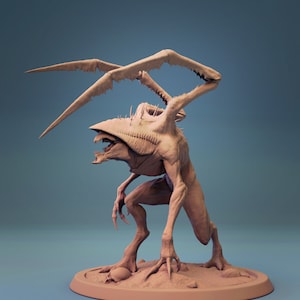 Puede incluir: Una escultura en miniatura detallada, pintada a mano, de color beige, que representa una criatura monstruosa con alas, garras afiladas y una cabeza llena de púas. La criatura está en una postura amenazante, de pie sobre una base circular con una calavera y rocas.