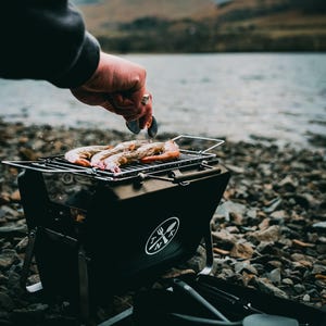 Maletín portátil para barbacoa: juego compacto para cocinar al aire libre. Regalo de Navidad perfecto para hombres, campistas, pescadores, picnics, barbacoas en la playa y furgonetas. imagen 5