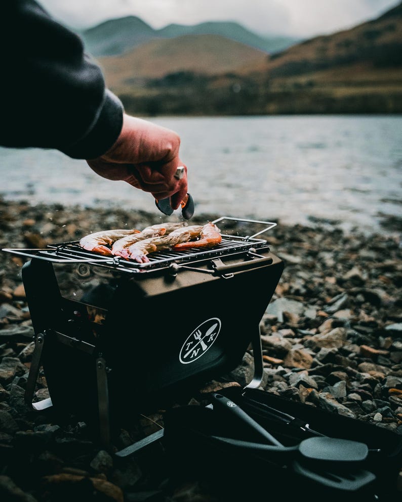Maletín portátil para barbacoa: juego compacto para cocinar al aire libre. Regalo de Navidad perfecto para hombres, campistas, pescadores, picnics, barbacoas en la playa y furgonetas. imagen 5