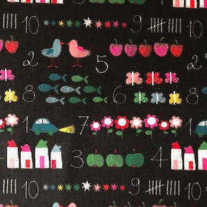 Może przedstawiać: Czarno-biały materiał z powtarzającym się wzorem kolorowych ilustracji. Wzór zawiera liczby, domy, jabłka, kwiaty, ptaki, motyle, ryby i truskawki. Tekst na obrazku brzmi "IIII 10********** 9 IIIII 10** *** 215 L 2 5".