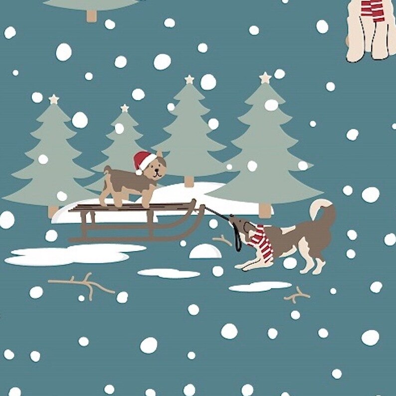Puede incluir: Una escena de invierno azul y blanca con dos perros. Un perro lleva un gorro de Pap&aacute; Noel rojo y va en un trineo de madera. El otro perro tira del trineo con una bufanda roja y blanca alrededor del cuello. Hay &aacute;rboles cubiertos de nieve y copos de nieve que caen en el fondo.