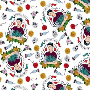 Könnte beinhalten: Ein weißer Hintergrund mit einem sich wiederholenden Muster aus Frida Kahlo, Blumen, Schädeln und dem Text "MI MÉXICO LINDO".