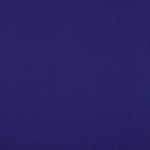 Könnte beinhalten: Ein einfarbiger, tiefblauer Hintergrund.