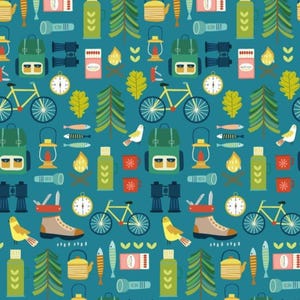 Könnte beinhalten: Ein blaugrüner Hintergrund mit einem sich wiederholenden Muster aus Camping- und Outdoor-Abenteuersymbolen. Die Symbole umfassen ein Fahrrad, einen Rucksack, einen Kompass, ein Fernglas, eine Laterne, eine Teekanne, eine Thermoskanne, ein Paar Wanderschuhe, eine Taschenlampe, eine Streichholzschachtel, einen Fisch, einen Vogel und einen Baum.