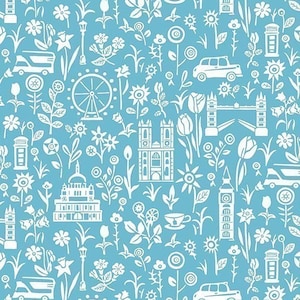 Op de afbeelding: Een blauwe en witte stof met patronen met iconische Londense bezienswaardigheden en bloemenontwerpen. Het patroon omvat het London Eye, Big Ben, een dubbeldekkerbus, een rode telefooncel en een taxi. De stof is perfect voor knutselprojecten, quilten en interieurdecoratie.