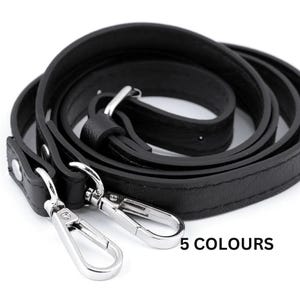 Puede incluir: Correa de cuero negro con cierres giratorios plateados. 5 COLORES.