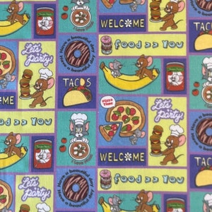 Puede incluir: Una tela colorida con un patrón repetitivo de gatos de dibujos animados, comida y texto. El texto incluye "Let's Party!" "Food >> You" "Welcome" "Tacos" y "Have a beautiful day".