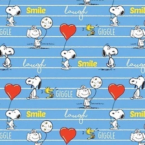 Peut inclure: Un fond rayé bleu et blanc avec un motif répété de personnages de Snoopy. Snoopy tient un ballon rouge en forme de cœur, un ballon jaune en forme d'étoile et un oiseau jaune. Les mots "laugh", "smile" et "giggle" sont écrits en blanc sur le fond.