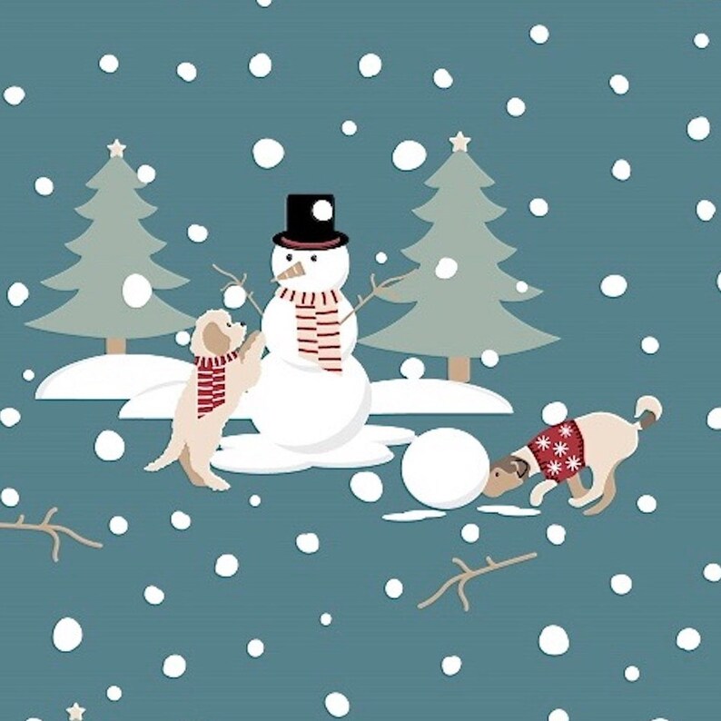 Puede incluir: Dos perros juegan en la nieve con un mu&ntilde;eco de nieve. Un perro es marr&oacute;n y blanco y lleva un jersey rojo y blanco. El otro perro es blanco y lleva una bufanda roja. El mu&ntilde;eco de nieve lleva un sombrero de copa negro y una bufanda roja y blanca.