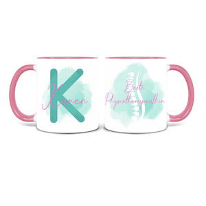 Könnte beinhalten: Zwei weiße Tassen mit rosafarbenen Rändern. Eine Tasse hat einen türkisfarbenen Buchstaben K auf einem hellblauen Aquarellhintergrund. Die andere Tasse hat eine türkisfarbene Wirbelsäule auf einem hellblauen Aquarellhintergrund mit dem Text "Beste Physiotherapeutin" in rosa.
