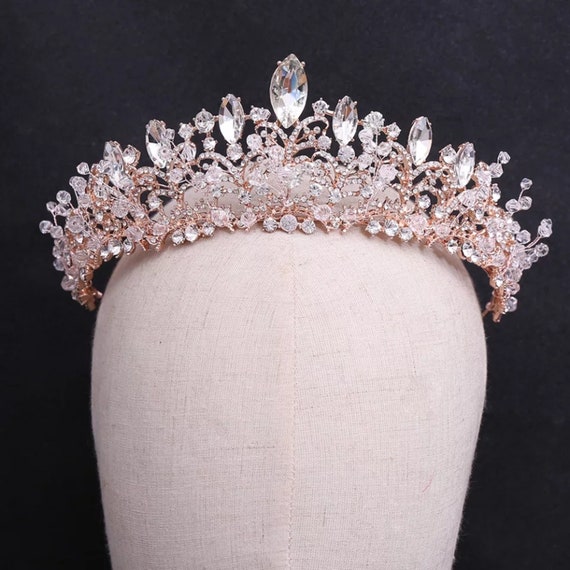 Une reine élégante avec une couronne en or et des vêtements roses