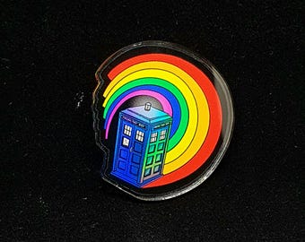 Broche de orgulho da TARDIS de Doctor Who: Distintivo de vinil para fãs do Whoniverse