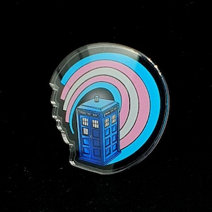 TARDIS Trans Pride Pin: Doctor Who Fandom Pin Abzeichen