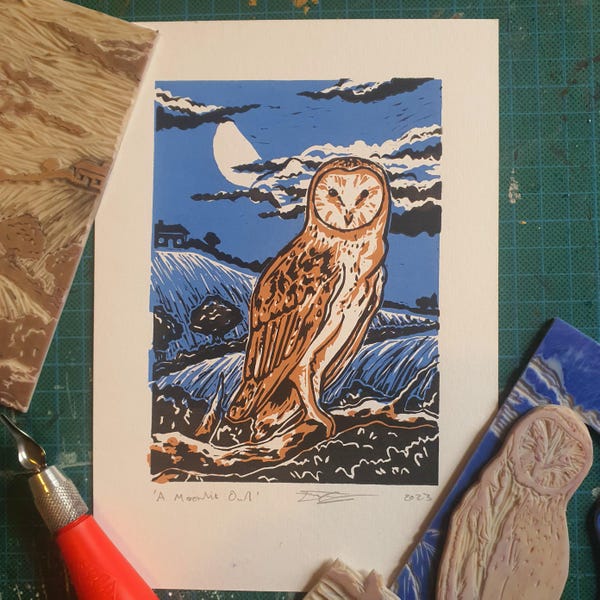 Eine Eule im Mondlicht - Serene Countryside Linoldruck - A5 - Blau