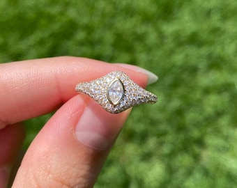 Anillo de diamantes talla marquesa pavé de 10k