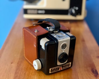 Working and tested camera built in France -Brownie Flash Kodak vintage still working 1955-