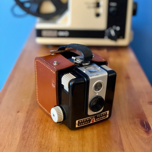 Working and tested camera built in France -Brownie Flash Kodak vintage still working 1955-