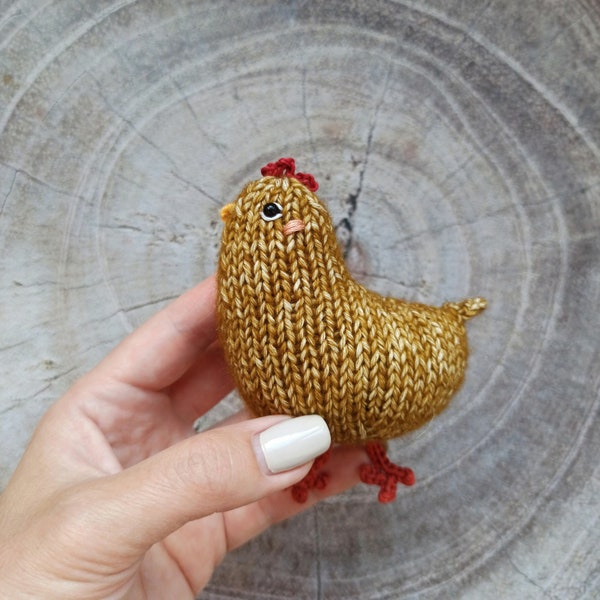 Knitted hen pattern in english