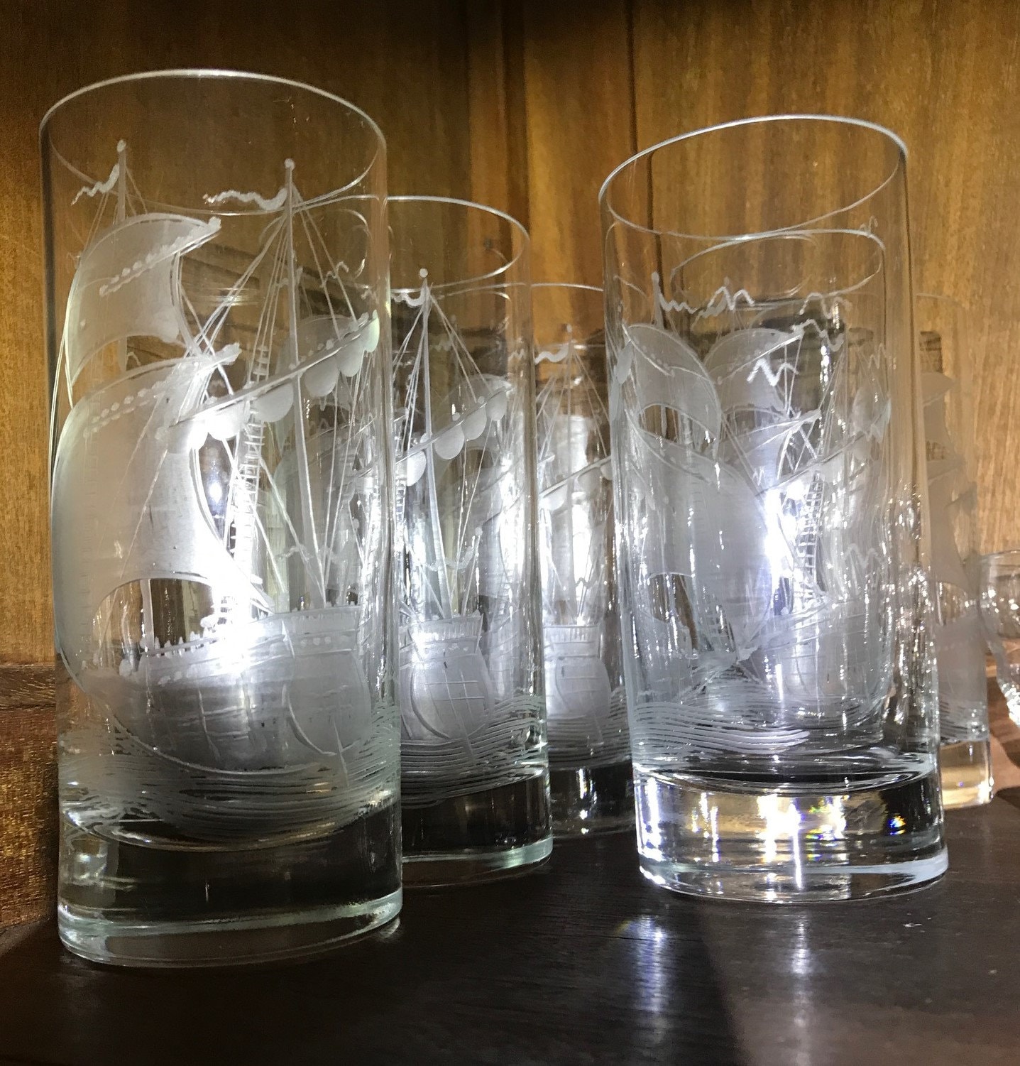 Il Vetro Alto Ha Riempo Di Succo D'arancia Con Cannuccia Di Plastica Blu Curva Interna E Di Frutti Composizione Isolata Image70070797