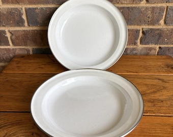 2 platos hondos de esmalte blanco moteado con borde cromado de 10,25 pulgadas de diámetro.