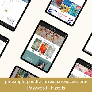 Puede incluir: Varias tabletas muestran un sitio web con arte abstracto. El sitio incluye una galer&iacute;a, informaci&oacute;n del artista y datos de contacto. Las tabletas est&aacute;n dispuestas sobre un fondo claro. La direcci&oacute;n del sitio web y la contrase&ntilde;a son visibles en la parte inferior.