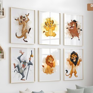 Pode incluir: Seis impressões artísticas emolduradas com personagens de O Rei Leão. As impressões incluem Timão, Simba, Pumba, Rafiki, Mufasa e Scar. A obra de arte tem um estilo aquarela com molduras douradas. O texto "Download Full Set 6" está no canto superior direito.