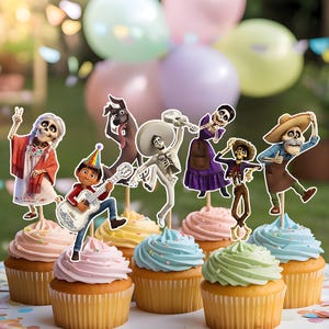 Puede incluir: Cupcakes con glaseado colorido, cada uno coronado con un personaje de la película animada "Coco". Los cupcakes están dispuestos sobre una superficie blanca, con globos y confeti en el fondo. Los glaseados son rosa, azul, amarillo y verde.