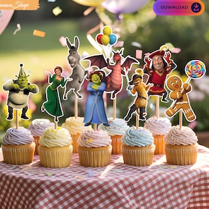 Op de afbeelding: Cupcakes met karaktertoppers met Shrek en andere personages uit de film. De cupcakes zijn gerangschikt op een rood-wit geruite tafelkleed, met ballonnen op de achtergrond. De cupcakes hebben verschillende kleuren glazuur.
