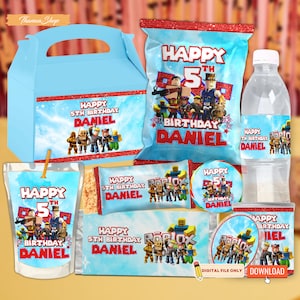 Pode incluir: Uma coleção de artigos para festas com tema Roblox. Inclui uma caixa de presente azul, sacos de lanches, saquinhos de suco, rótulos de garrafas de água e embalagens de doces. Todos os itens são decorados com personagens Roblox e o texto "Happy 5th Birthday Daniel."