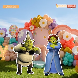 Pu&ograve; includere: Una scena festosa all'aperto con sagome di Shrek e Fiona, circondate da palloncini colorati e decorazioni floreali. Lo sfondo include uno sfondo rosa e un arco arcobaleno. L'immagine ha il testo che dice "Digital File Only" e "Download".