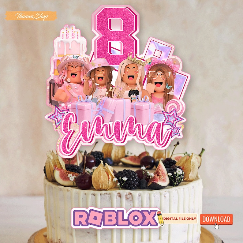 Peut inclure: Un topper de g&acirc;teau rose et blanc avec quatre personnages Roblox, un chiffre 8 rose et le nom "Emma" en paillettes roses. Le topper de g&acirc;teau est sur un g&acirc;teau blanc avec un gla&ccedil;age blanc et des d&eacute;corations de fruits. Le g&acirc;teau est d&eacute;cor&eacute; du mot "ROBLOX" en rose et blanc.