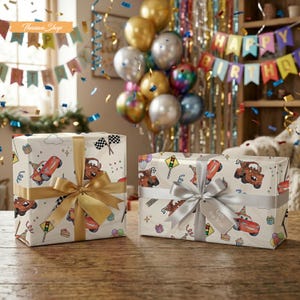 K&ouml;nnte beinhalten: Zwei Geschenkverpackungen mit Cartoon-Autodesigns, gebunden mit goldenen und silbernen B&auml;ndern. Die Geschenke stehen auf einer Holzoberfl&auml;che, mit Luftballons und einem "Happy Birthday"-Banner im Hintergrund. Konfetti f&auml;llt.