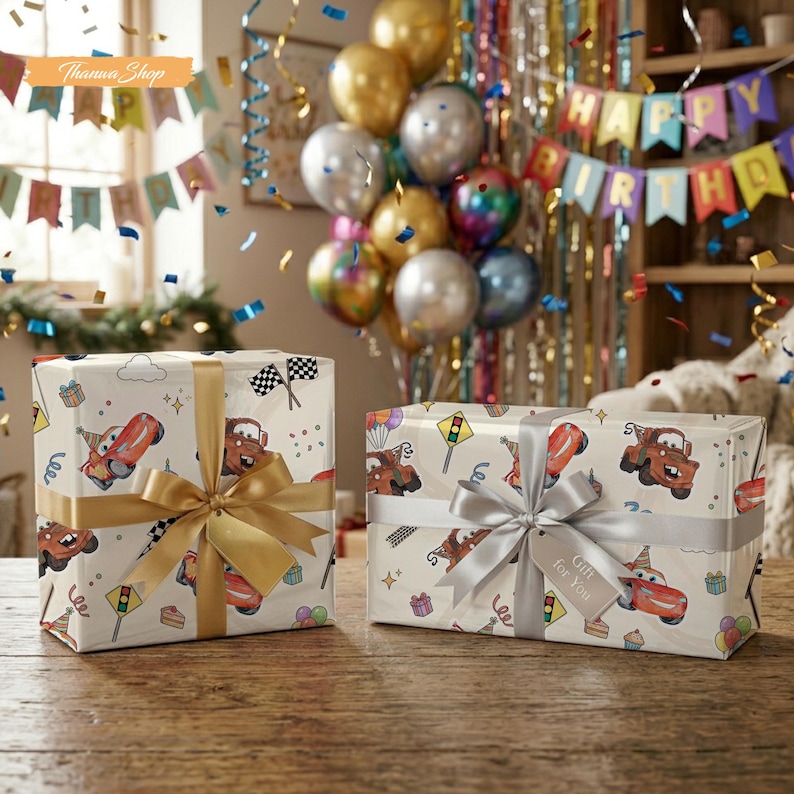 K&ouml;nnte beinhalten: Zwei Geschenkverpackungen mit Cartoon-Autodesigns, gebunden mit goldenen und silbernen B&auml;ndern. Die Geschenke stehen auf einer Holzoberfl&auml;che, mit Luftballons und einem "Happy Birthday"-Banner im Hintergrund. Konfetti f&auml;llt.