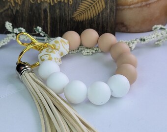 Breloque guépard : bracelet élégant avec perles en silicone assorties et pampille souple