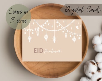 Può includere: Una carta digitale con uno sfondo marrone chiaro che presenta un design bianco di lanterne appese, stelle e lune crescenti. Il testo "Eid Mubarak" è scritto in bianco nella parte inferiore della carta.