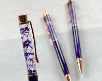 紫の花のペン、ドライフラワー、文房具、オフィス用品、ゴールド樹脂ペン、花柄ペン、かわいいペン、パーソナライズされたギフト、スタイリッシュなペン