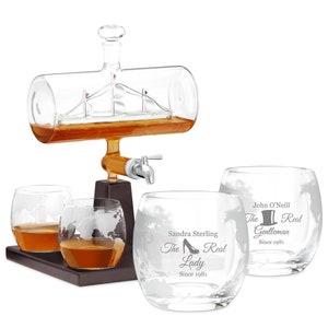 Maverton Whisky Decanter Schiff 1000 ml + 4er Whisky Gläser Set mit Gravur - Whiskey Geschenkset - Geschenk für Paare – Hochzeitsgeschenk