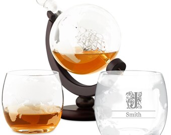 Maverton Globus Whisky Decanter 850 ml + Whisky Gläser Set mit Gravur + Holzuntersetzer - Whiskey Männergeschenke - Whisky Geschenk Set