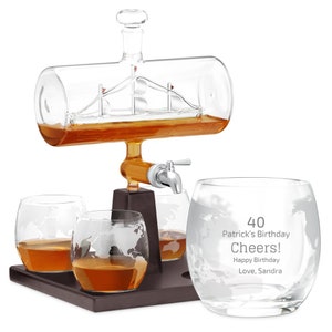 Maverton Whisky Karaffe 1000 ml - Schiff mit Edelstahl-Wasserhahn + 4er Whiskygläser Set mit Gravur - Geburtstagsgeschenk für Männer