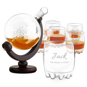 Maverton Globus Whisky Decanter 850 ml + Whisky Gläser Set mit Gravur - mit Holzuntersetzer - Whisky Geschenk Set - Whiskey Männergeschenk