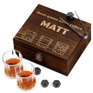 Maverton Whisky Steine Set mit Gravur - 8 Eiswürfel aus Granit + 2 Whiskygläser - Geburtstagsgeschenk für Männer - Whiskey Zubehör