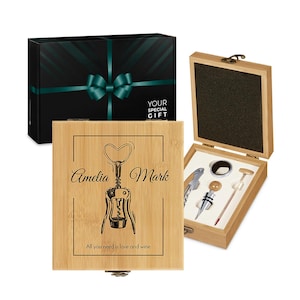 Maverton 4er Wein Zubehör Set + personalisiertes Geschenkbox - Wein Geschenkset - Weinaccessoires - Hochzeitsgeschenk - Geschenk für Paare