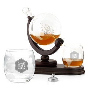 Maverton Whiskykaraffe Globus mit Schiff + Whiskygläser Set mit Gravur + Holzständer - Geburtstagsgeschenk für Frauen - Whiskey Geschenkset