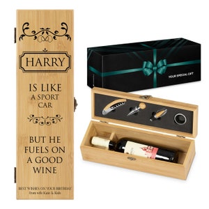 Maverton Geschenkbox für Weinflasche - 4er Wein Geschenkset mit Aufdruck - Wein Dekantierset - 4er Zubehör Geschenkset - Geschenk für Männer