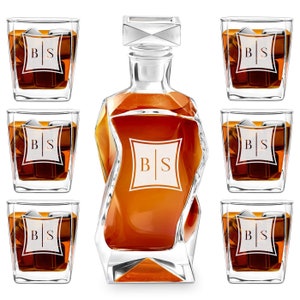 Maverton Decanter with Glasses for man - Personalised Whisky Set for him - 700 ml decanter and 300 ml whiskey tumblers - For Birthday