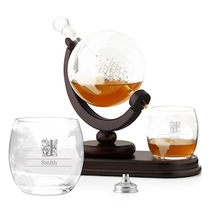 Maverton Globus Whisky Decanter 850 ml + Whisky Gläser Set mit Gravur - mit Holzuntersetzer - Whiskey Männergeschenke - Whisky Geschenk Set